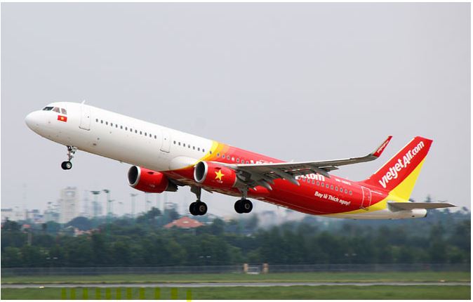 Vietjet Air: Có đường bay thẳng từ Hà Nội, Đà Nẵng, Nha Trang, Buôn Ma Thuột. Các hãng hàng không lớn