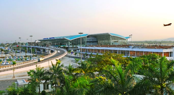 Sân bay Đà Nẵng được xây dựng vào năm 1930 với mục đích quân sự. Năm 1965, nó được chuyển đổi thành sân bay dân dụng và sau đó tiếp tục mở rộng Lịch sử và Hiện tại