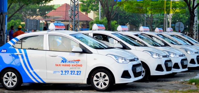 Dịch vụ taxi có mặt tại sân bay, với nhiều hãng xe để lựa chọn. Dịch vụ taxi có mặt tại sân bay