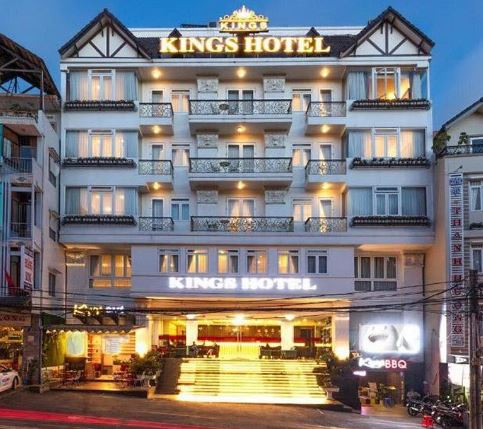 Khách sạn 4 sao Kings Hotel Dalat. Địa chỉ: Số 10 Bùi Thị Xuân,Phường 2, Thành phố Đà Lạt, Tỉnh Lâm Đồng